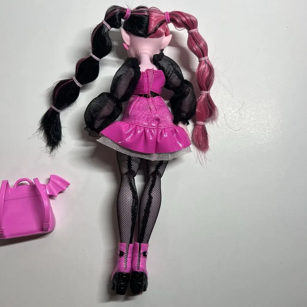 Monster High G3 Draculaura Core Refresh Fashion Doll w/ Backpack Outfits